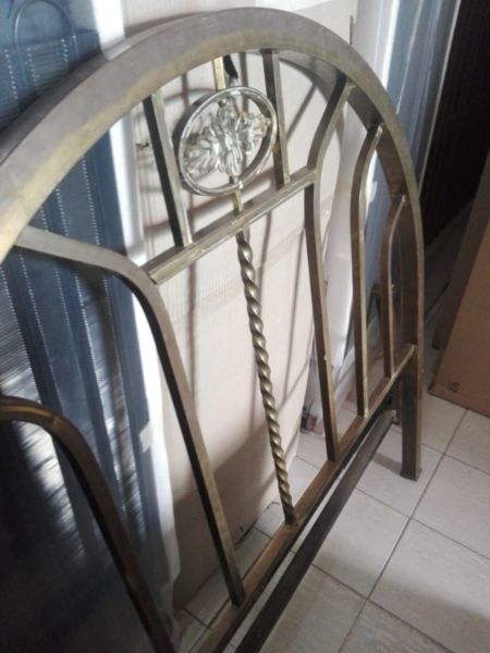 VENDO!!! CAMA COMPLETA CON RESPALDO Y PIECERO DE BRONCE