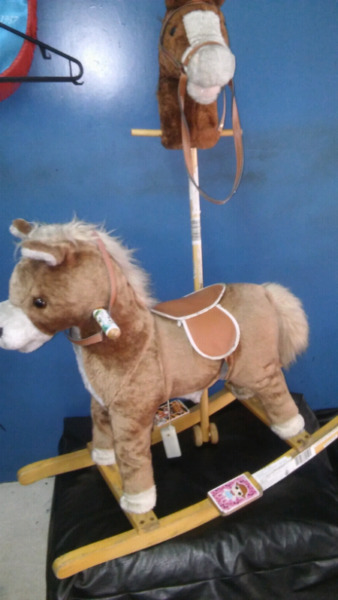 caballito de peluche mecedor