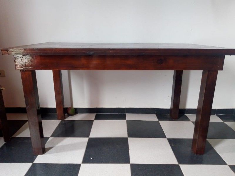 mesa pintada y barnizada casi sin uso