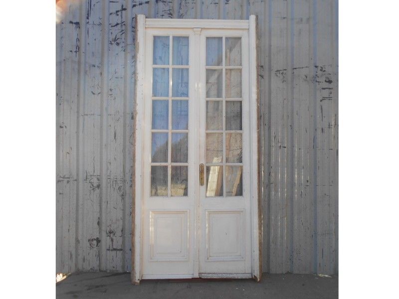 Cinco antiguas puertas de madera cedro con vidrios