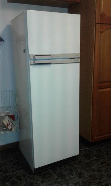 HELADERA CON FREEZER PHILIPS WHIRLPOOL TROPICAL