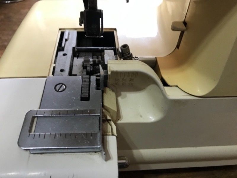 Máquina de coser overlock jaguar