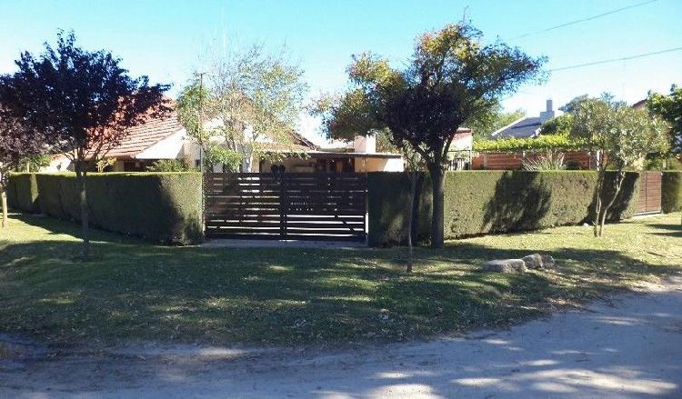 OPORTUNIDAD POR TRASLADO, VENDO CASA ESQUINA EN SANTA CLARA