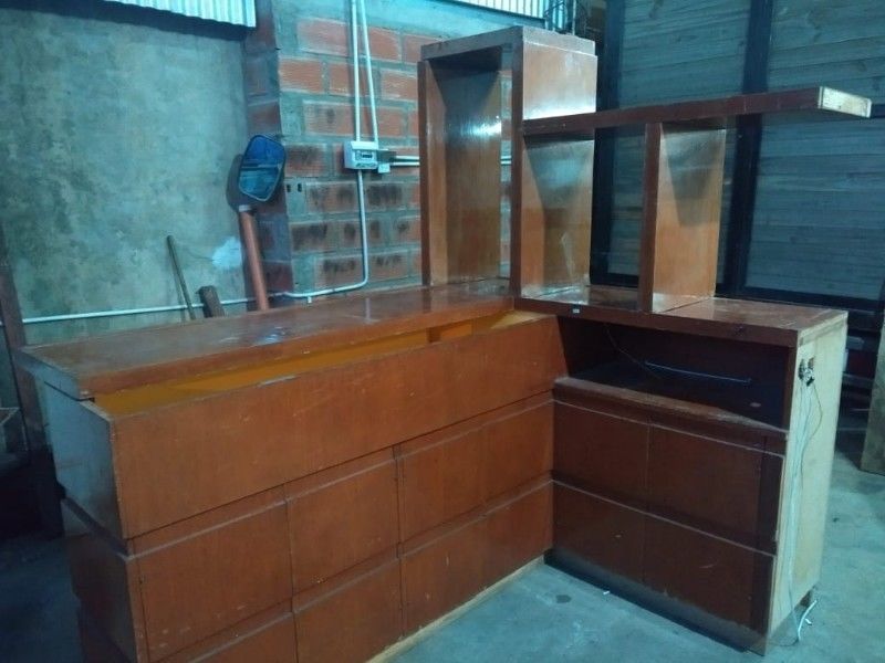 VENDO BARRA Y MUEBLE DE MADERA LA PLATA