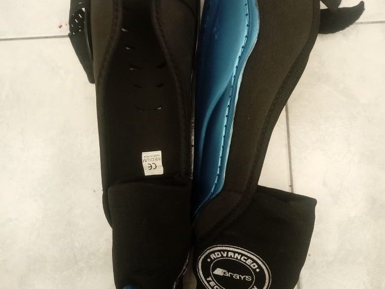 VENDO PALO DE HOCKEY SIMBRA 37 Y CANILLERAS GRAYS