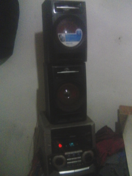 Vendo equipo de musica philip con 2 parlantes philip anda