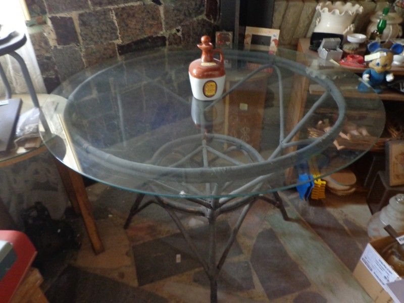 mesa redonda de caña con vidrio templado