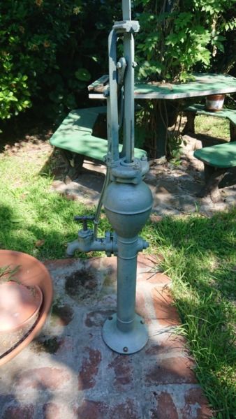 Antigua bomba de agua para adornar un jardín un casa balcon