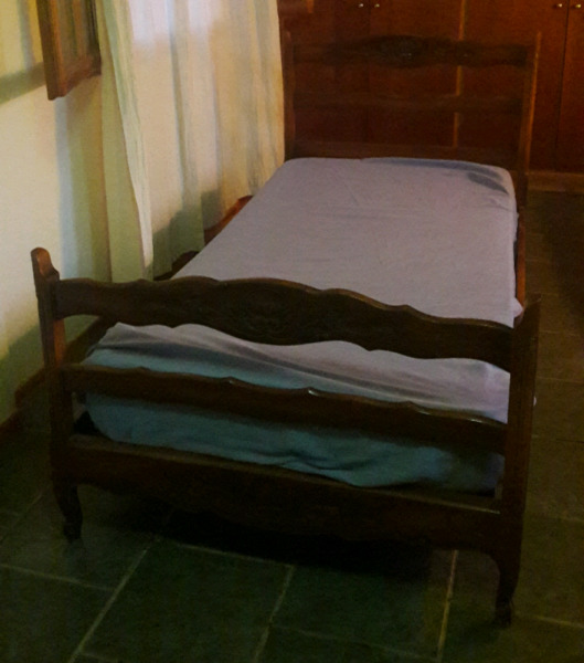 Cama y mesa provenzal