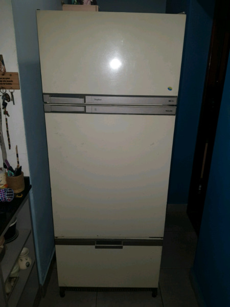 HELADERA PHILIPS TROPICAL CON FREEZER