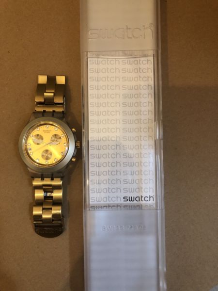 Reloj Swatch Full Blooded dorado impecable