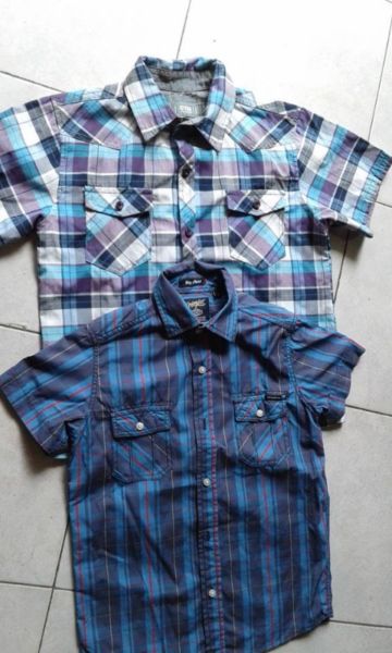 VENDO 2 CAMISAS MANGAS CORTAS DE NIÑO, TALLE 6 LA AZUL Y 8