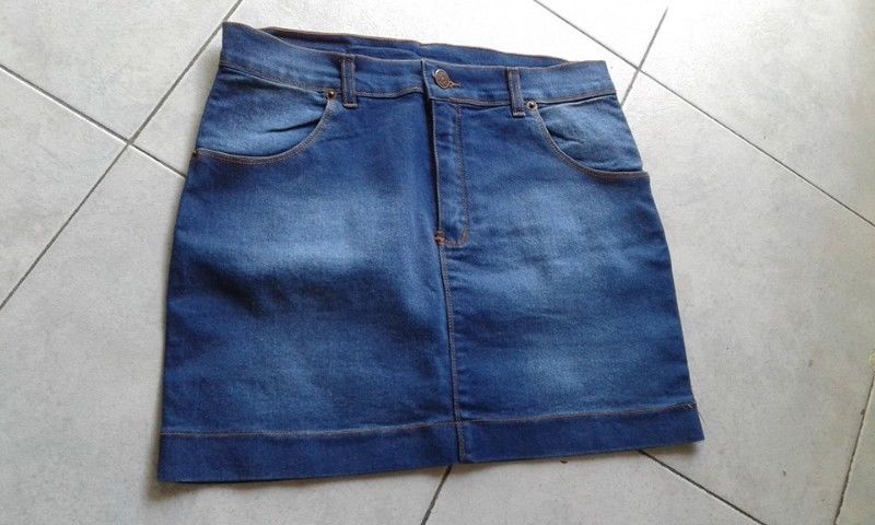 VENDO MINI DE JEANS, SIN USO, TALLE 38. LARGO TOTAL 36 cm.