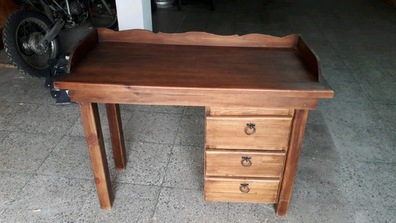 Vendo escritorio de madera 3 cajones impecable