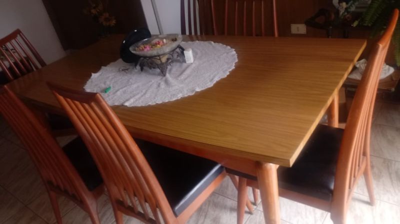 Juego de Mesa y 6 sillas