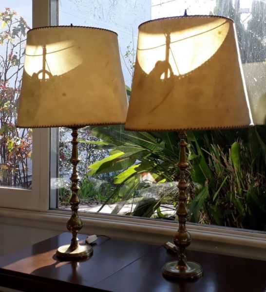 Lámparas de bronce con pantalla de pergamino