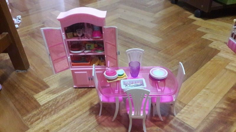 Muebles para muñecas Gloria. El comedor