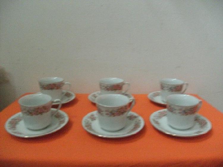 Seis tazas de té con sus platitos Made in China. Motivo