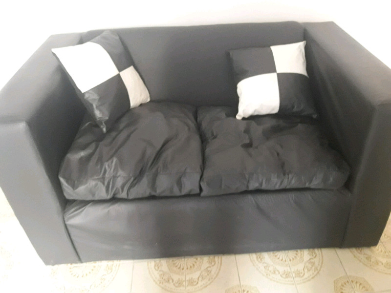 Sillon 2 cuerpos con mesita, 2 puff y almohadas