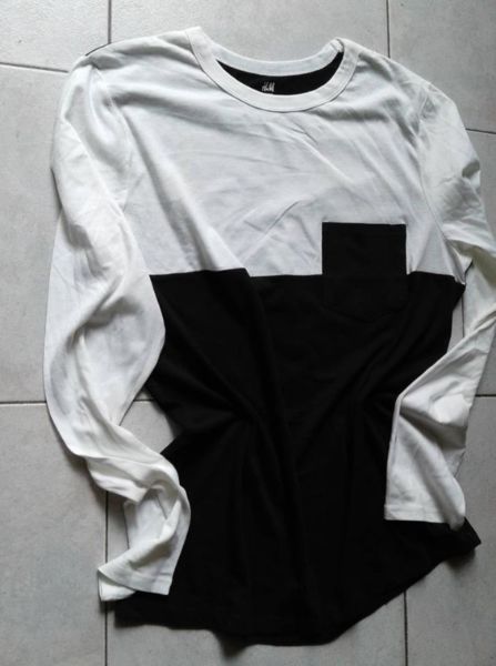 VENDO REMERA DE ALGODON DE HOMBRE EN BLANCO Y NEGRO CON