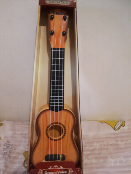 Hermosa guitarra de plastico para chicos!!