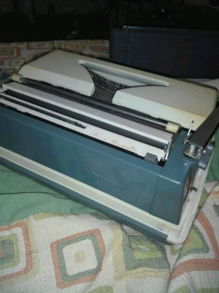 Maquina de escribir con valija