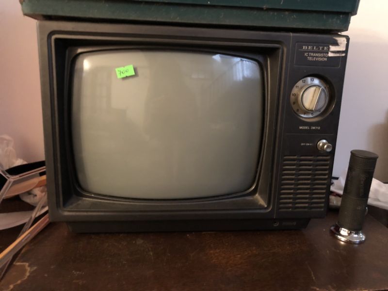 Televisor antiguo naranja
