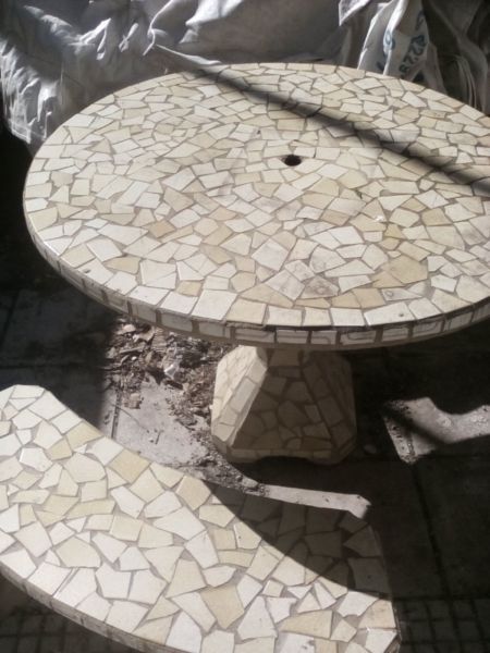 mesa y bancos de jardin de cemento