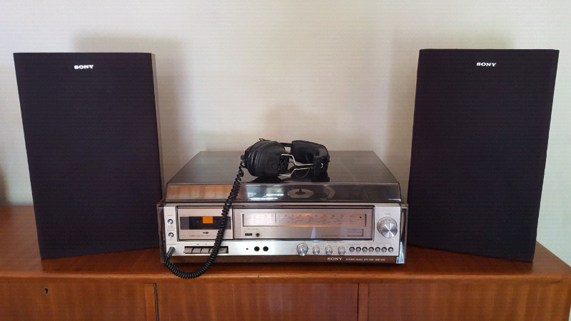 Equipo de música Sony antiguo con auriculares