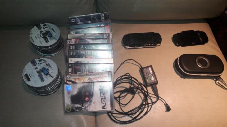 PSP sony con accesorios y 1.000 juegos
