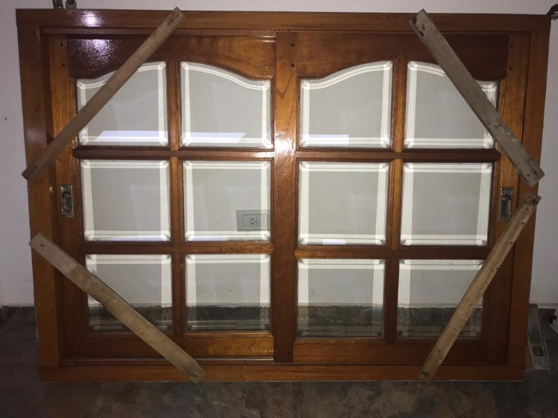 Vendo ventana de cedro y cortina enrollar