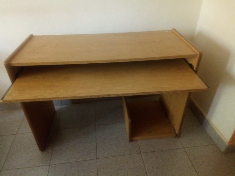 vendo escritorio y silla de bebe