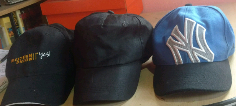 3 gorras por $200