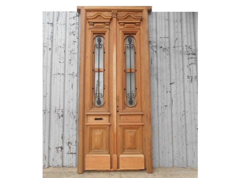 Antigua puerta de frente en madera de cedro con rejas