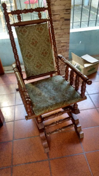 Antiguo sillón hamaca estilo colonial