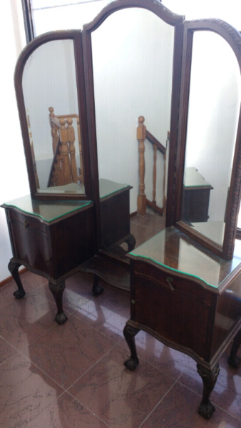 Antiguo tocador estilo inglés con espejo tríptico biselado