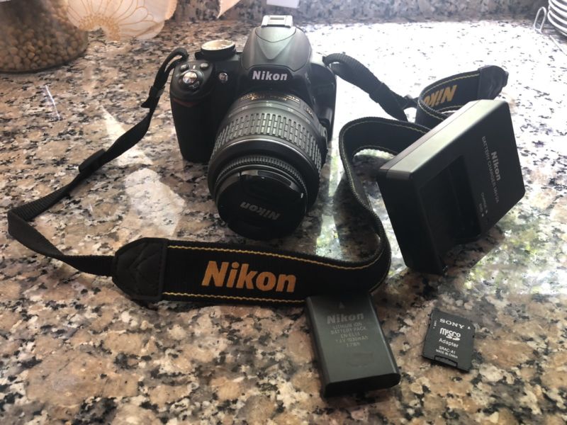 Cámara réflex Nikon D+bolso incluido