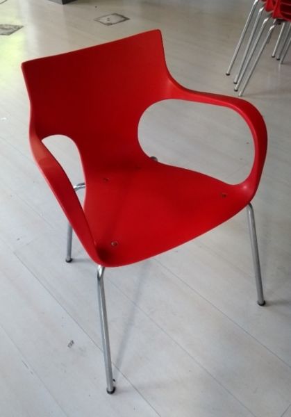 Silla color rojo apilable JIM, con brazos, polipropileno.