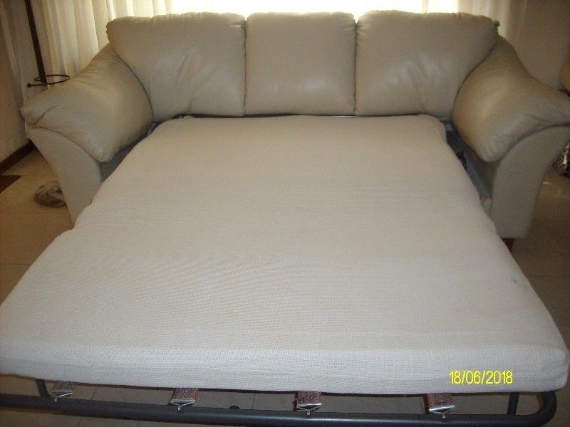Sofa cama de color natural