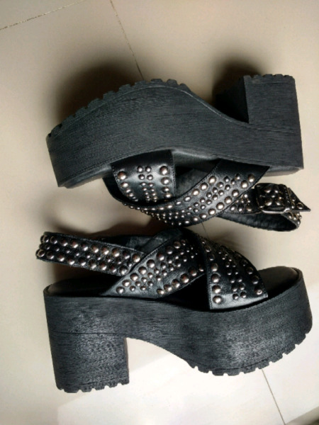 sandalias negras sarkany