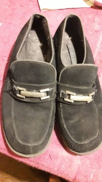 zapatos de gamuza negros con hebilla