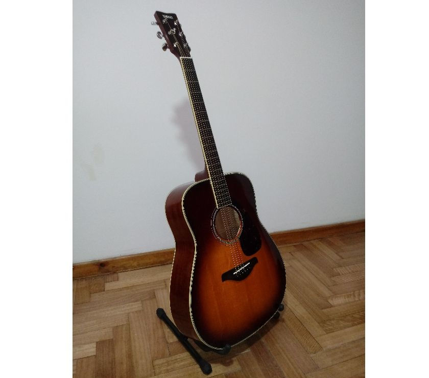 Guitarra acústica YAMAHA FG 820. Como nueva.