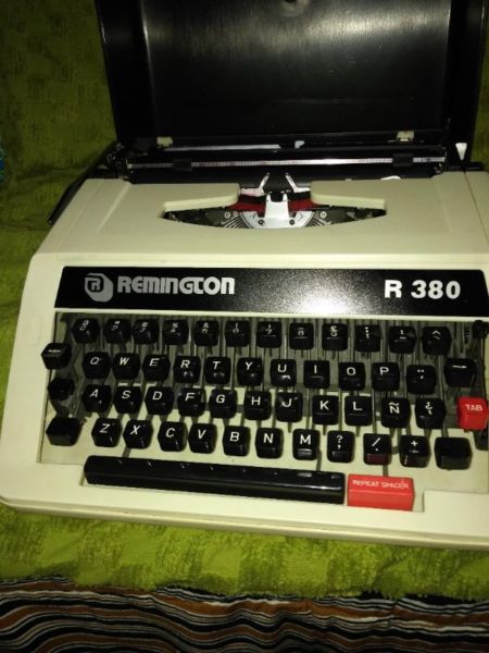 MAQUINA DE ESCRIBIR PORTATIL REMINGTON 380