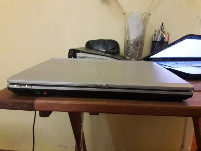 Notebook LG modelo  con cargador.