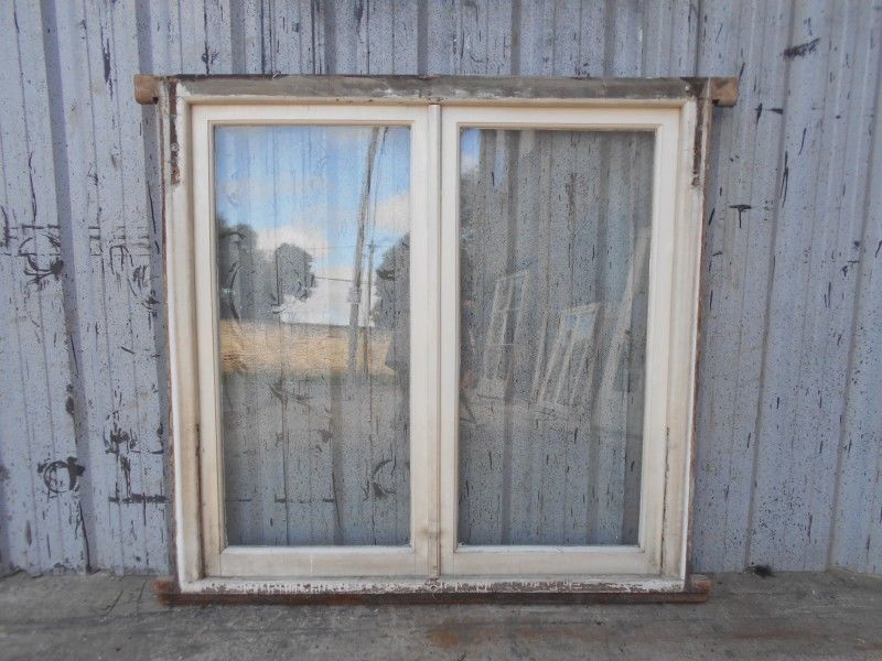 Tres antiguas ventanas de madera cedro a dos hojas de abrir