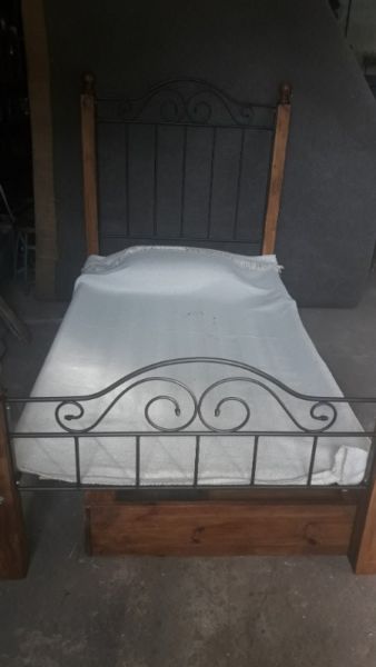cama de hierro y madera