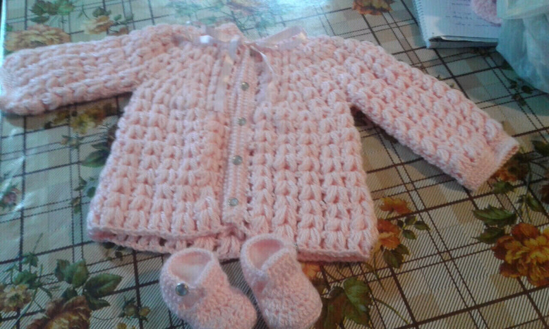 Campera a crochet más escarpines