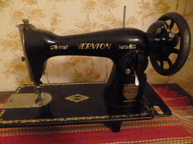 Maquina de coser antigua funciona perfectamente.