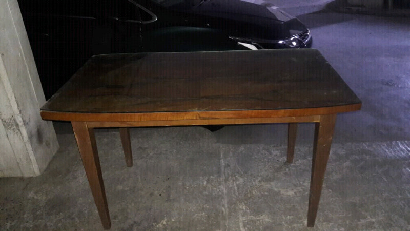 Mesa de madera con 5 sillas