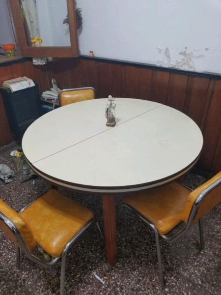 Mesa y sillas